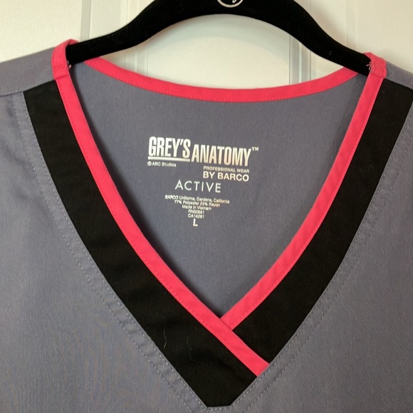 Grey’s Anatomy Active Scrub Top - Picture 2 of 5